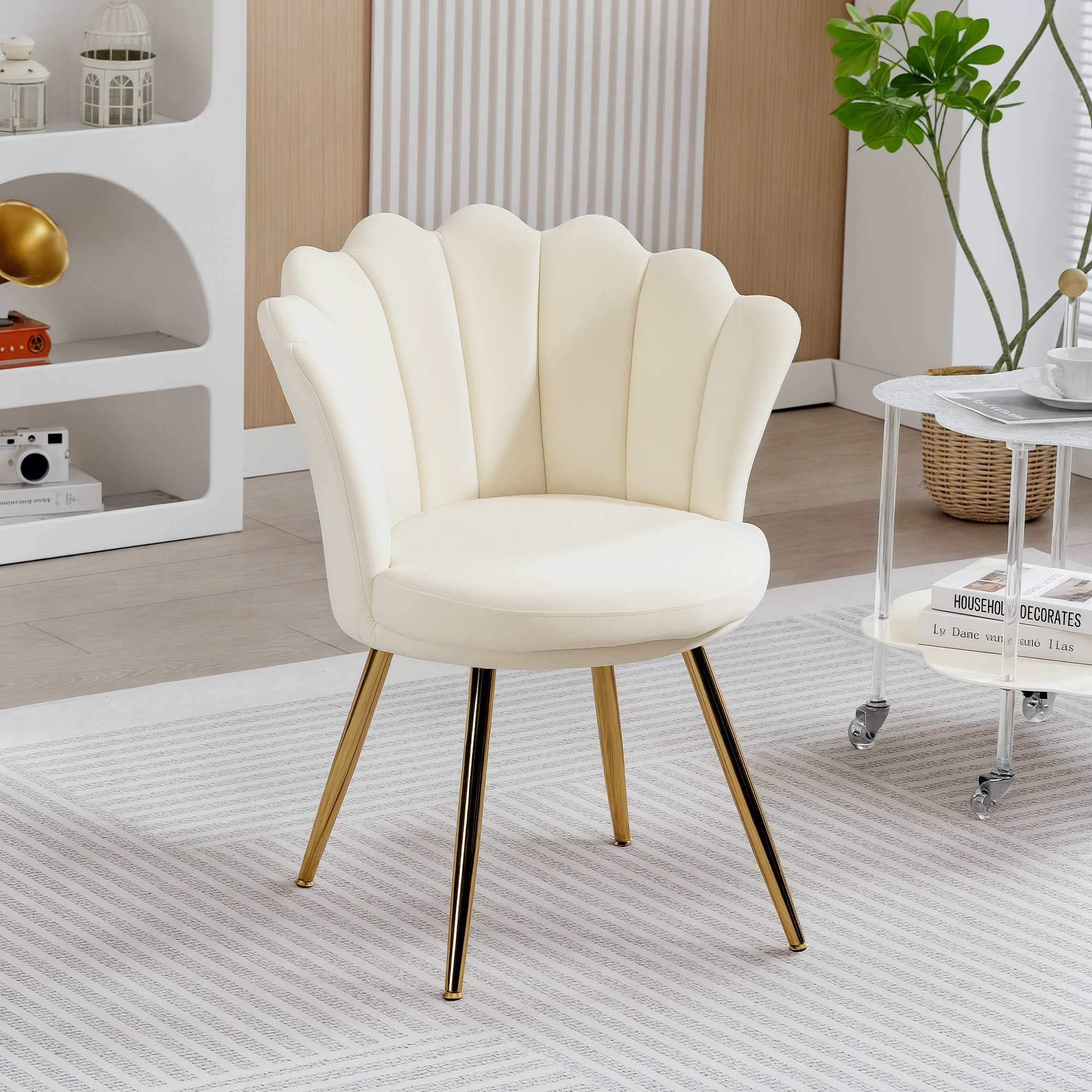 Chaise coquillage chaise design pieds métal dorés effilés velours beige
