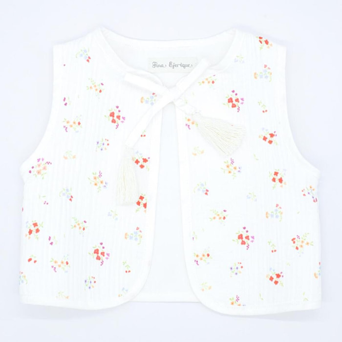 Chaleco crudo con flor roja, cinta para atar en el delantero.