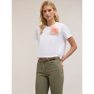 Motivi - Camiseta boxy con broche de flor - Blanco