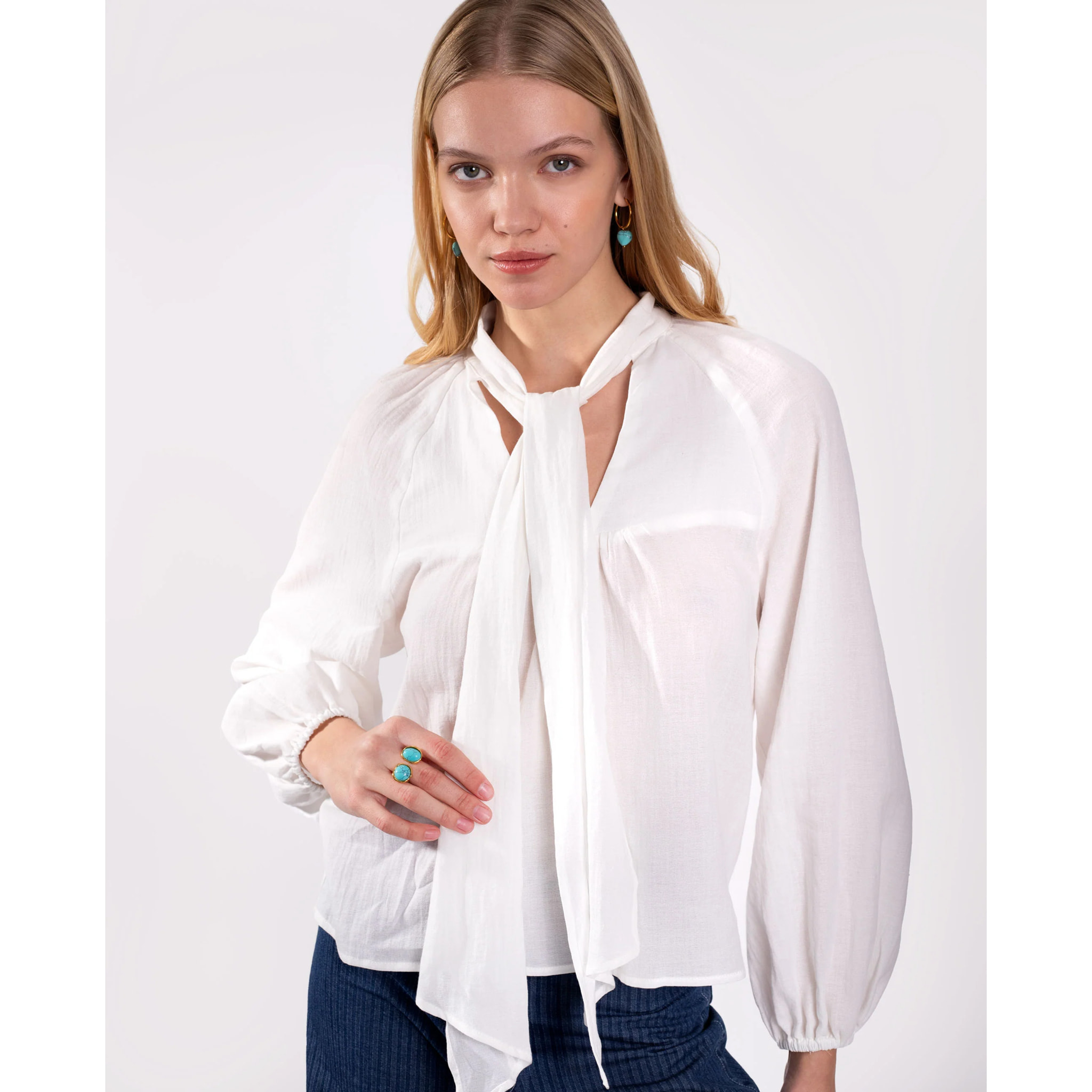 Blusa de manga larga con lazada