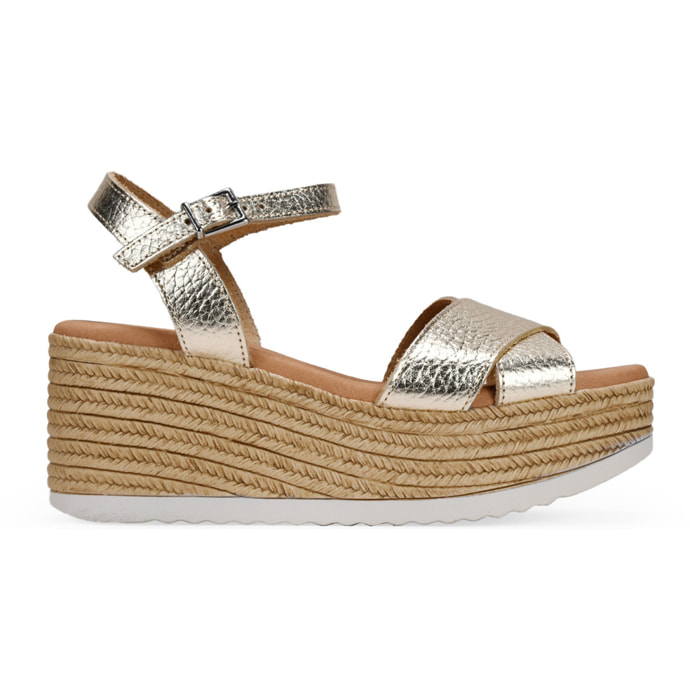 Sandalias de piel doradas con cuña y plataforma de esparto