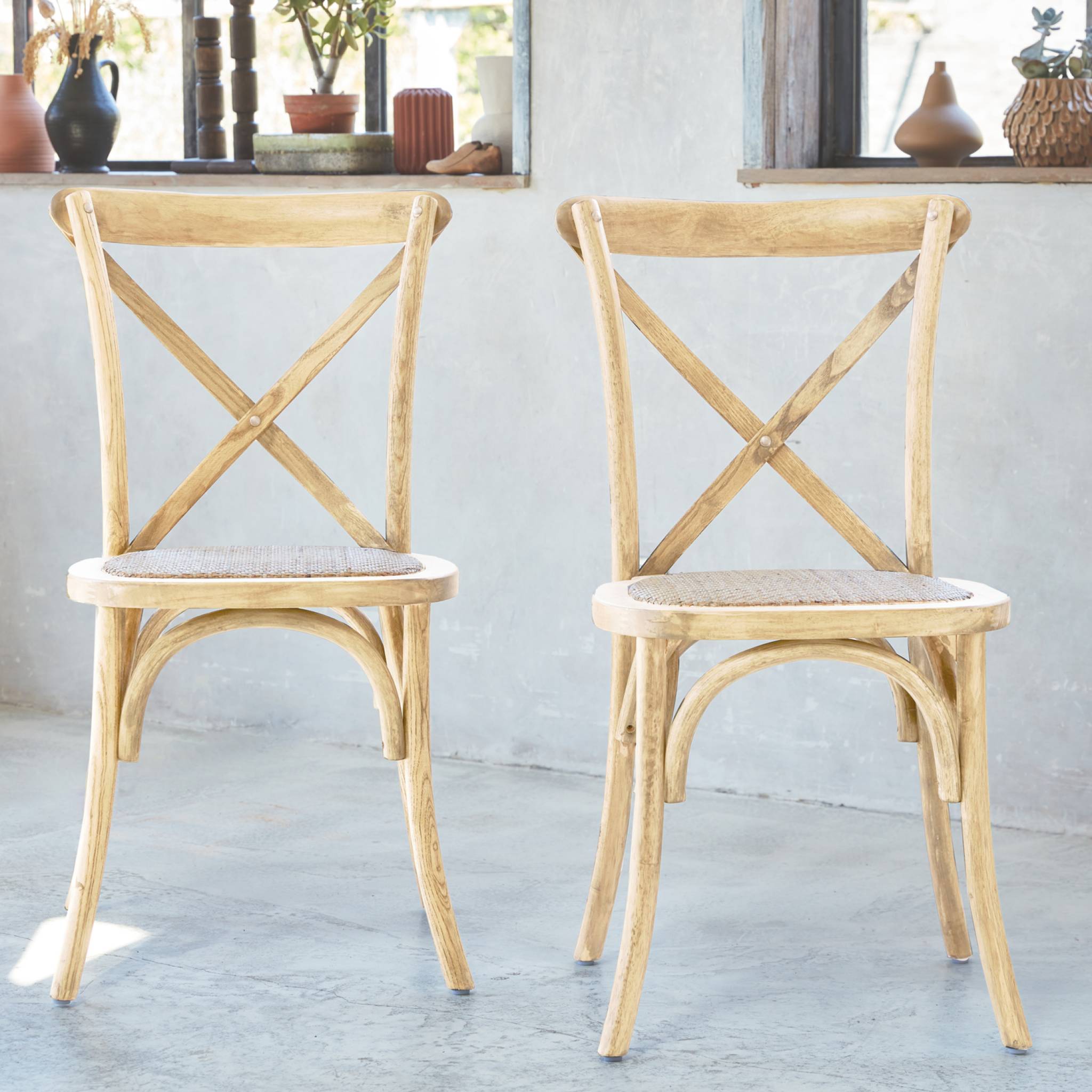 Lot de 2 chaises de bistrot en bois de cédrèle naturel. vintage. assise en rotin. empilables