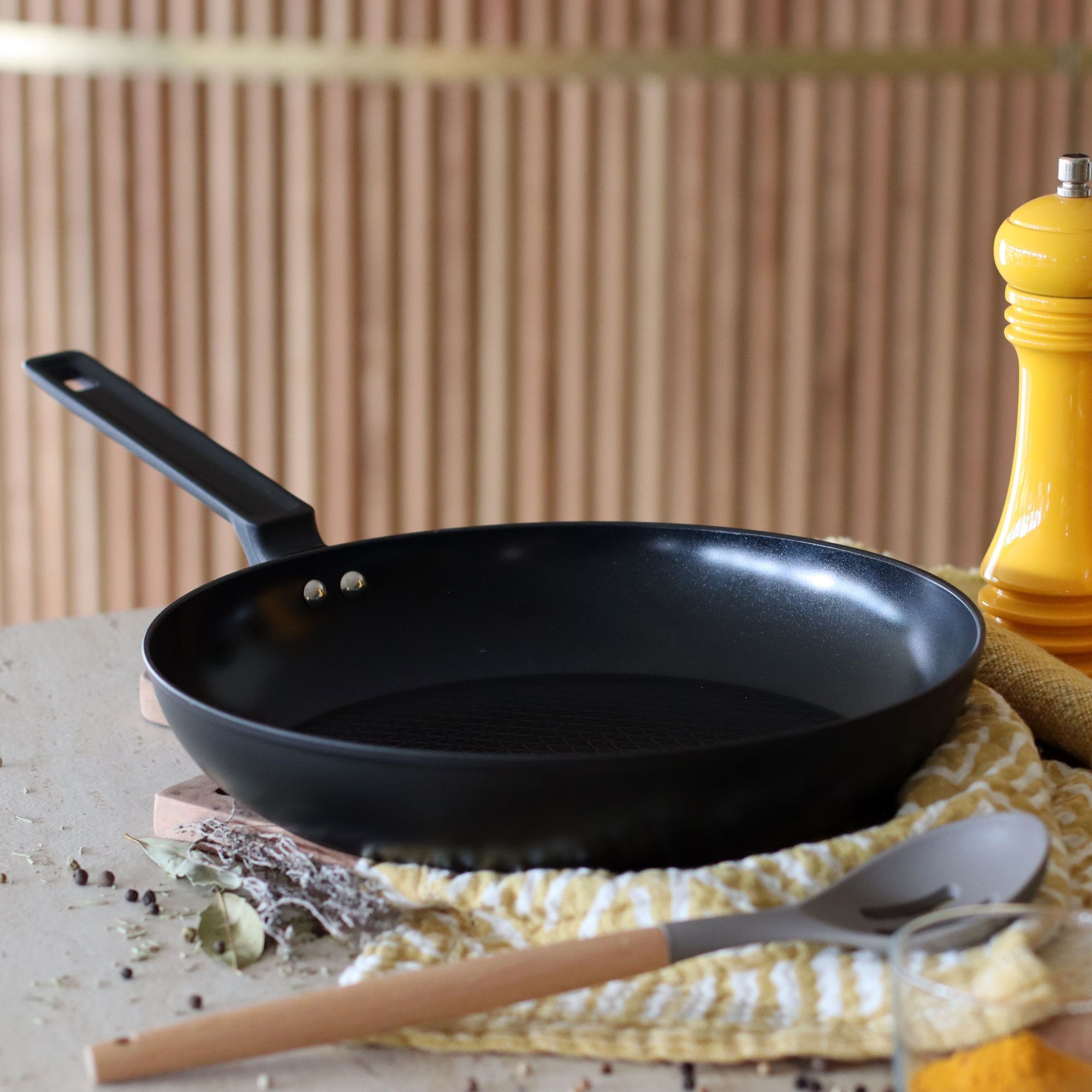 Poêle antiadhésive en aluminium noir 30cm - tous feux FIRST