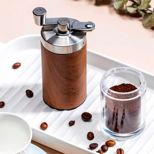 Macina caffè manuale con macinino conico in ceramica regolabile e una ruota per controllare lo spessore della macinatura.