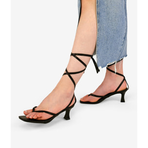 Sandalias negras con cuerdas