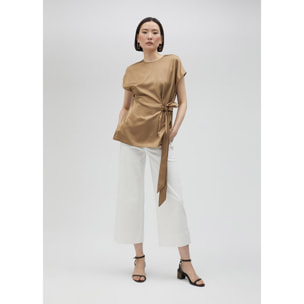 Camicetta satinata legata in vita