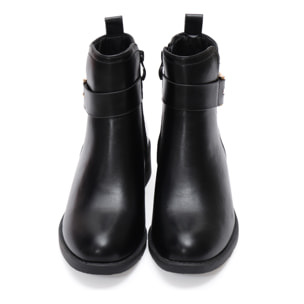 Stivaletto in simil pelle con fibbia dorata