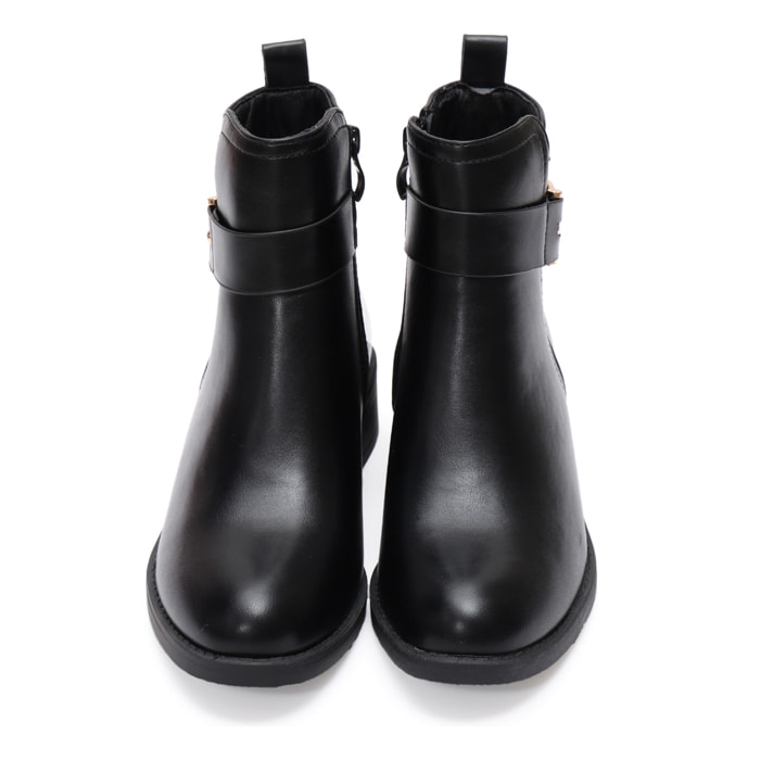 Stivaletto in simil pelle con fibbia dorata