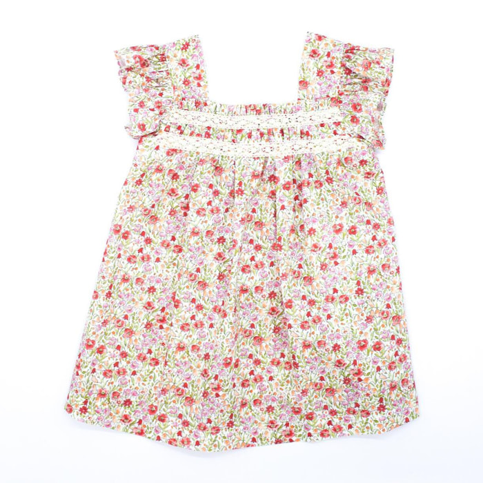 Vestido corto flor roja, pecho fruncido con puntillas bordadas y volante en las sisas.