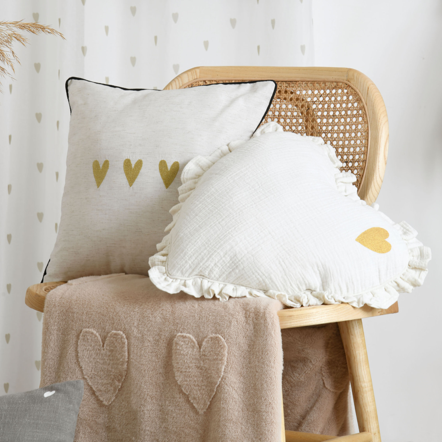 Coussin cœur en coton à volant froncé - Ecru