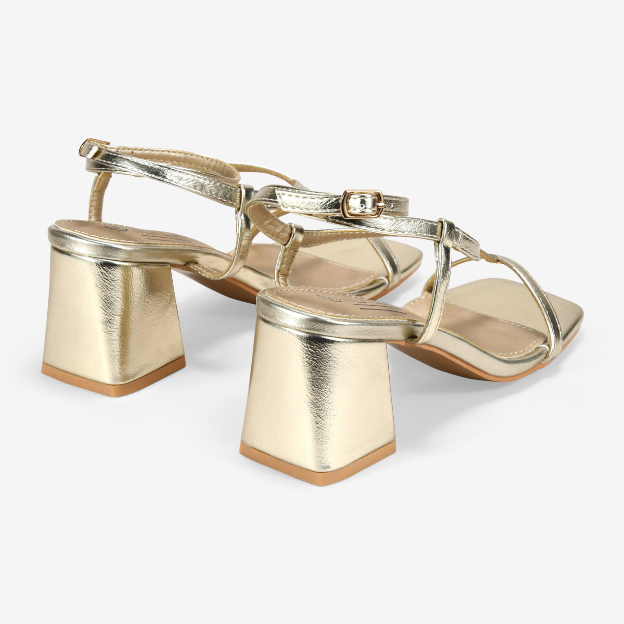 Sandalias de tacón doradas con pulsera y hebilla