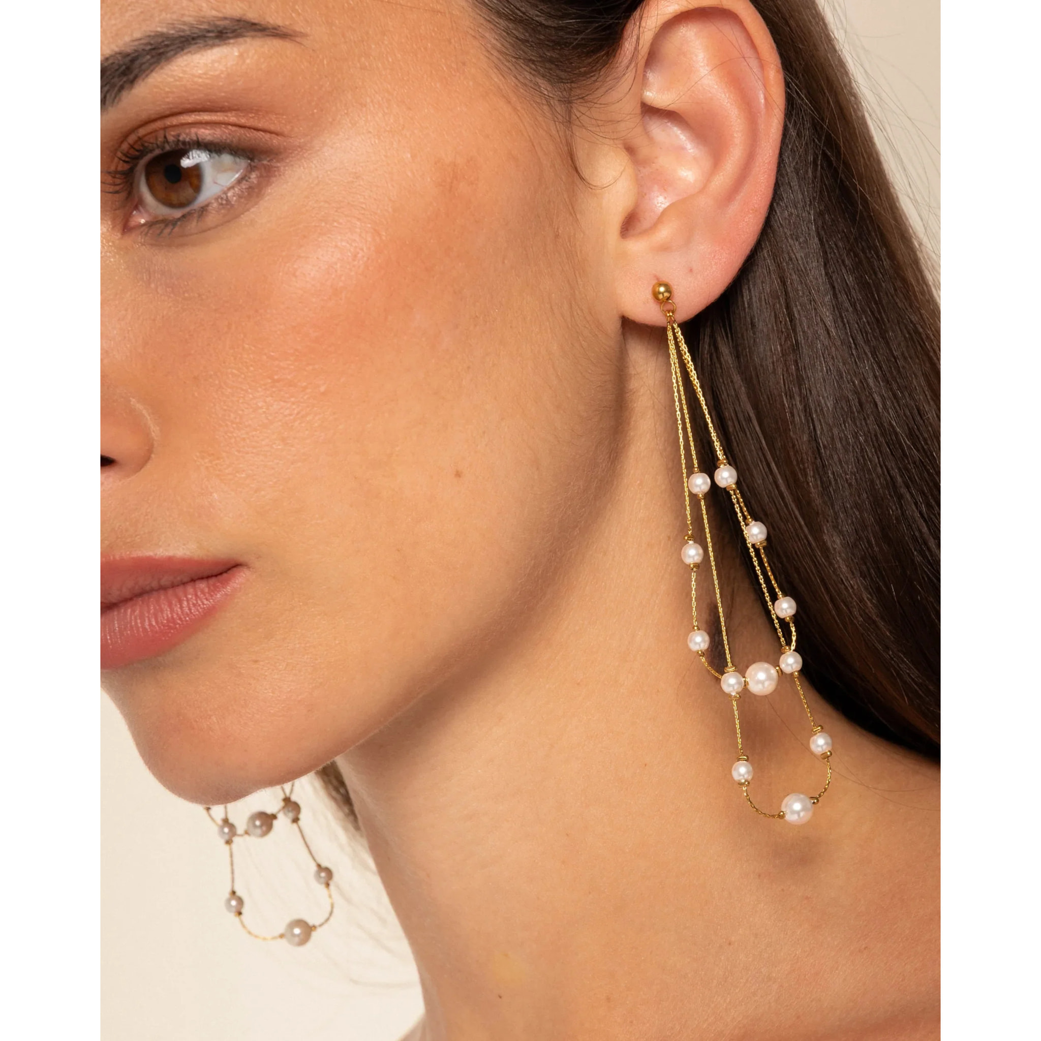 Pendientes largos de perla de concha con doble cadena
