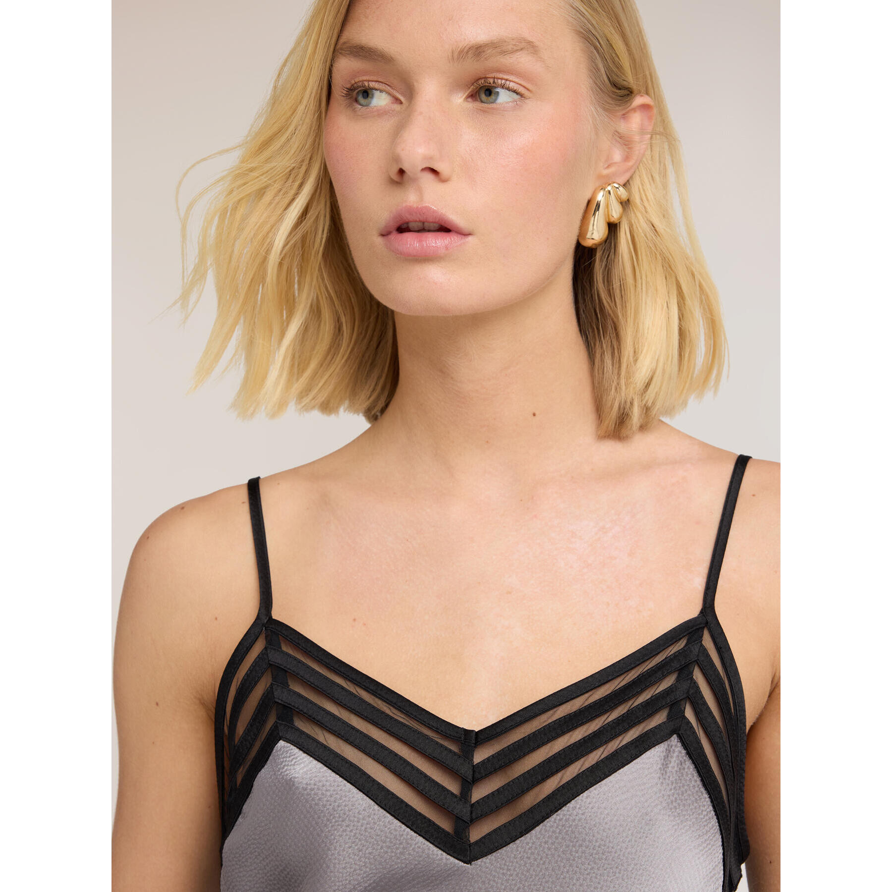 Motivi - Vestido largo de satén con borde de tul - Gris