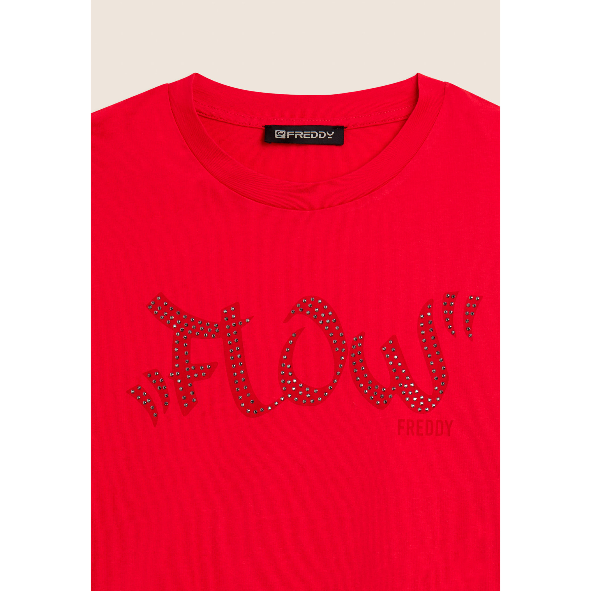 T-shirt Cropped con grafica "FLOW" e borchie