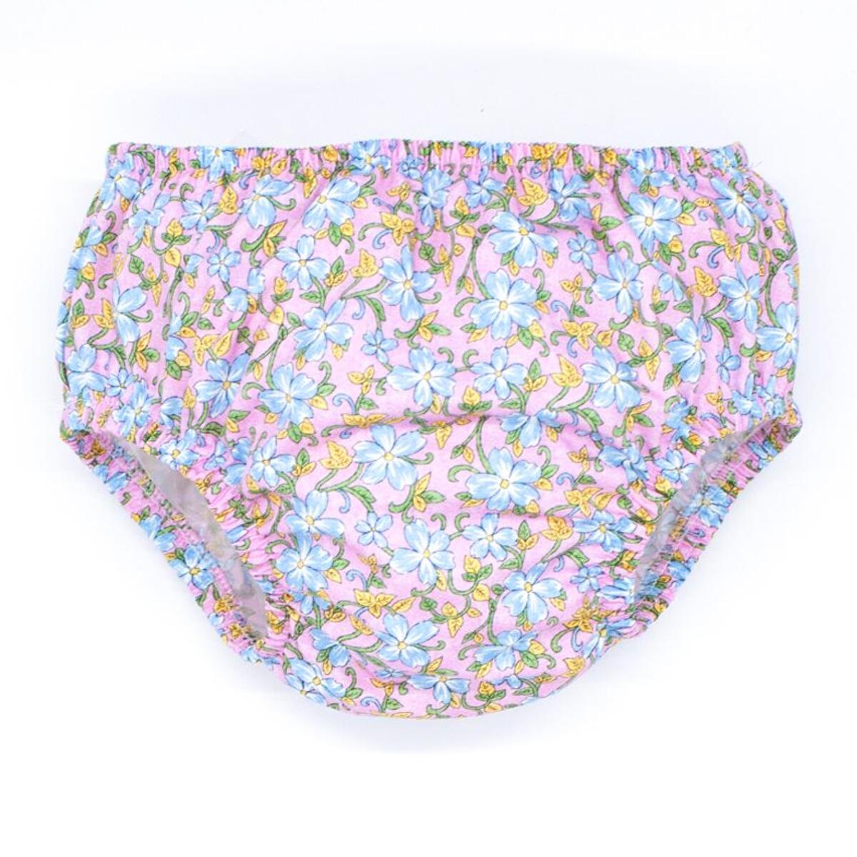 Cubrepañal estampado de flores azules. Elastico en la cintura y en las piernas.