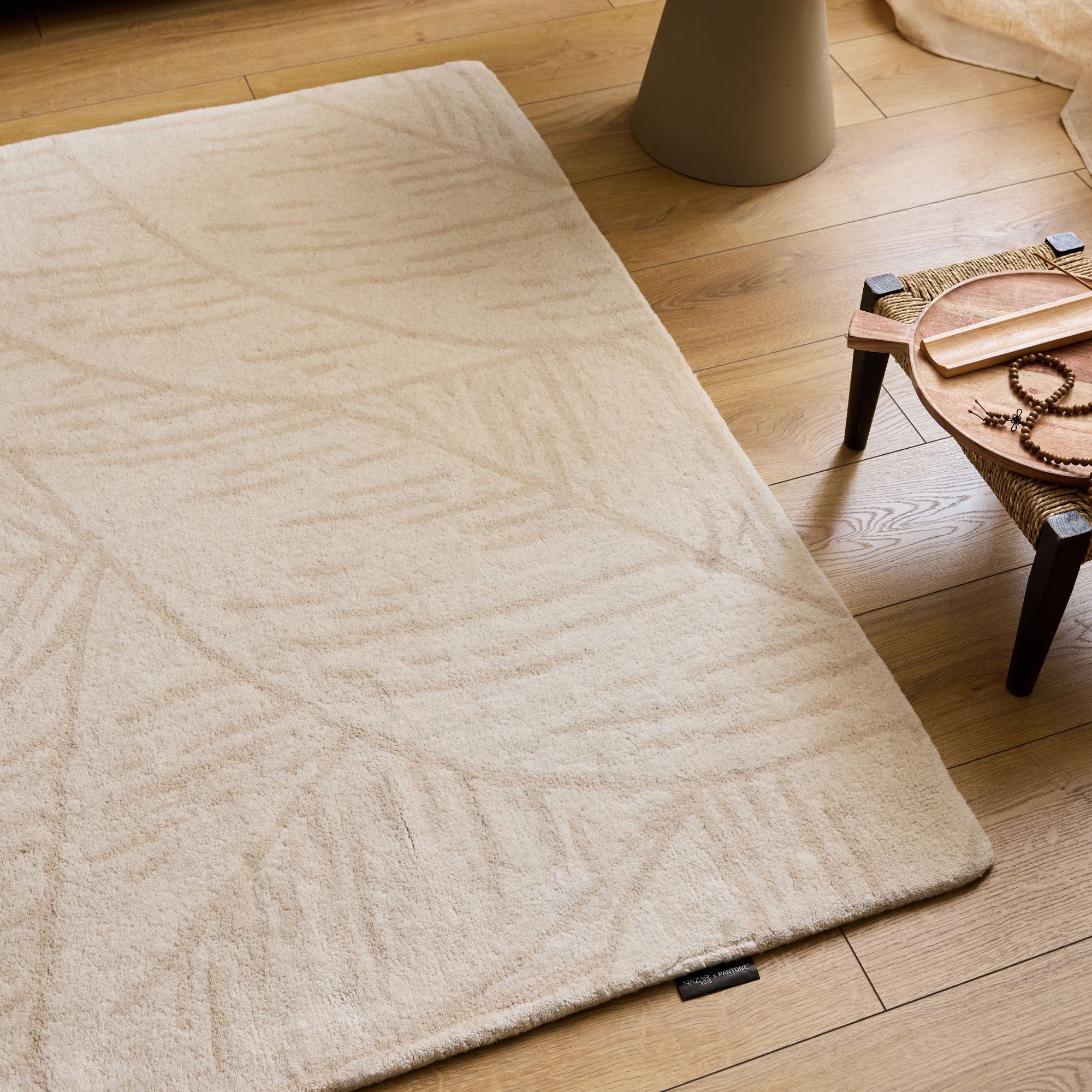 PANTONE - Tapis en laine fait main CEDRE BLANC à motif feuille crème