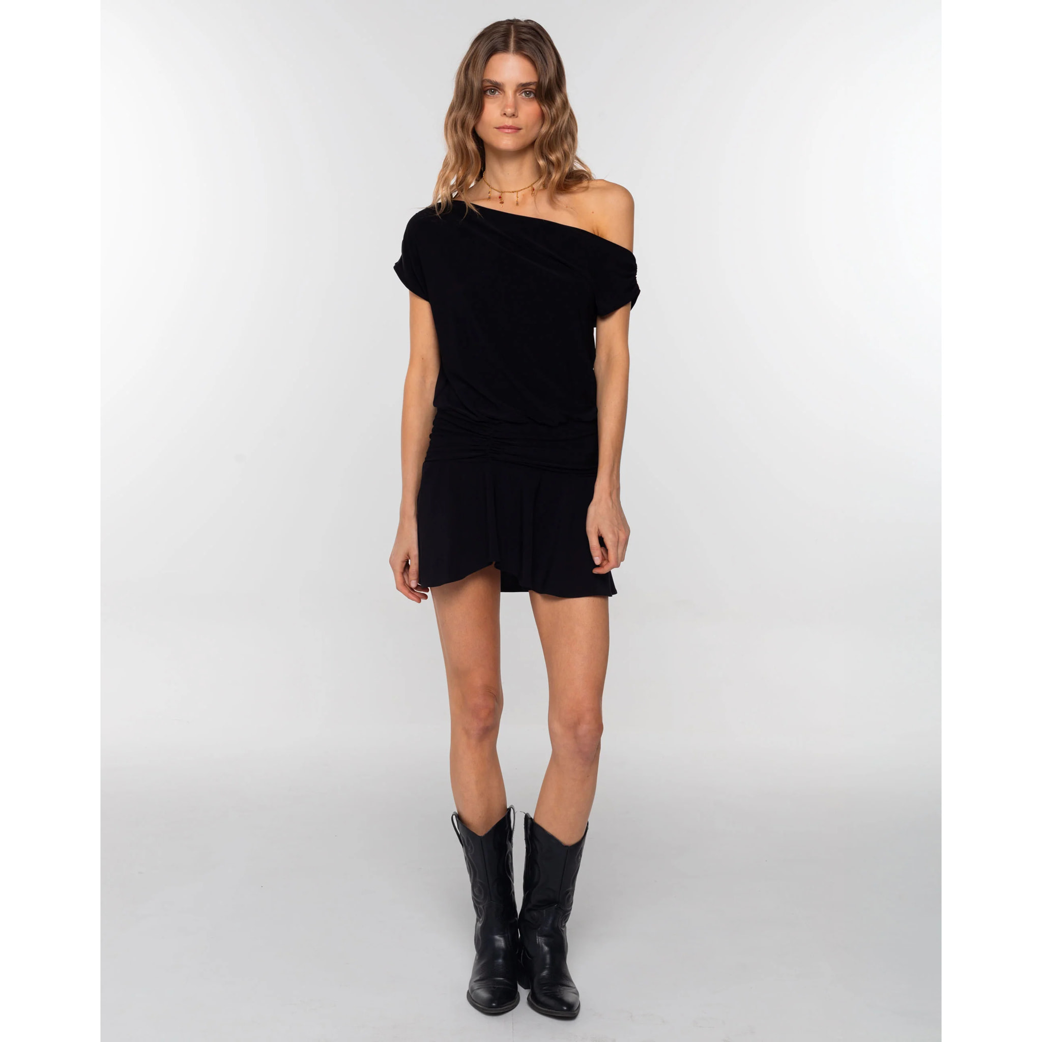 Vestido corto asimétrico con fruncidos en negro.