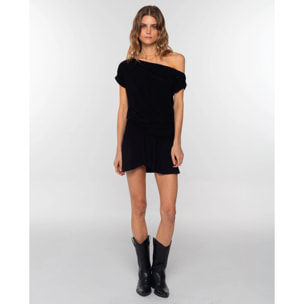 Vestido corto asimétrico con fruncidos en negro.