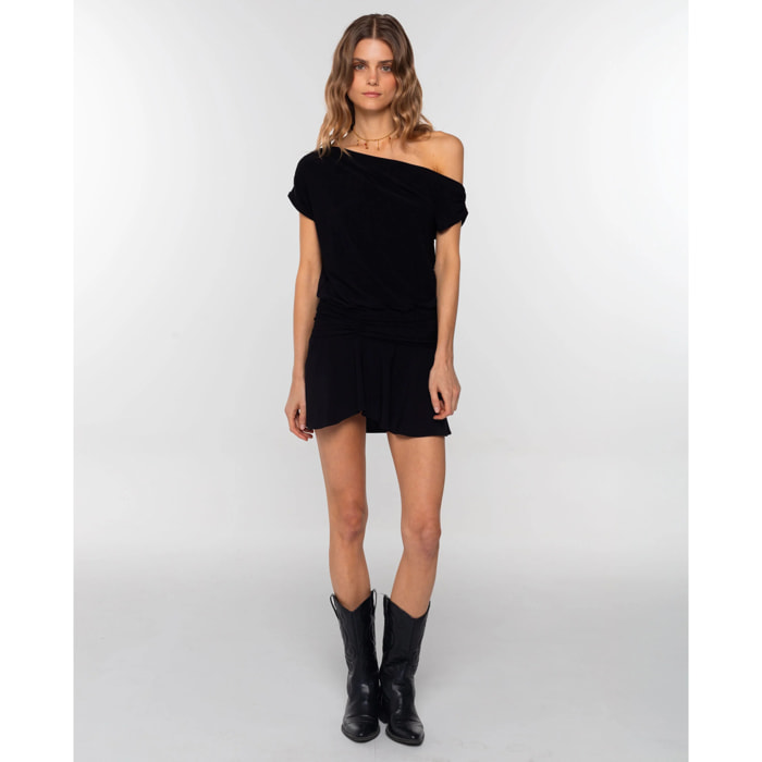Vestido corto asimétrico con fruncidos en negro.