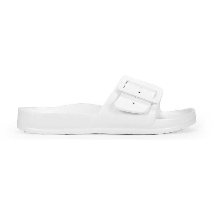 Sandalias blancas de goma con hebilla