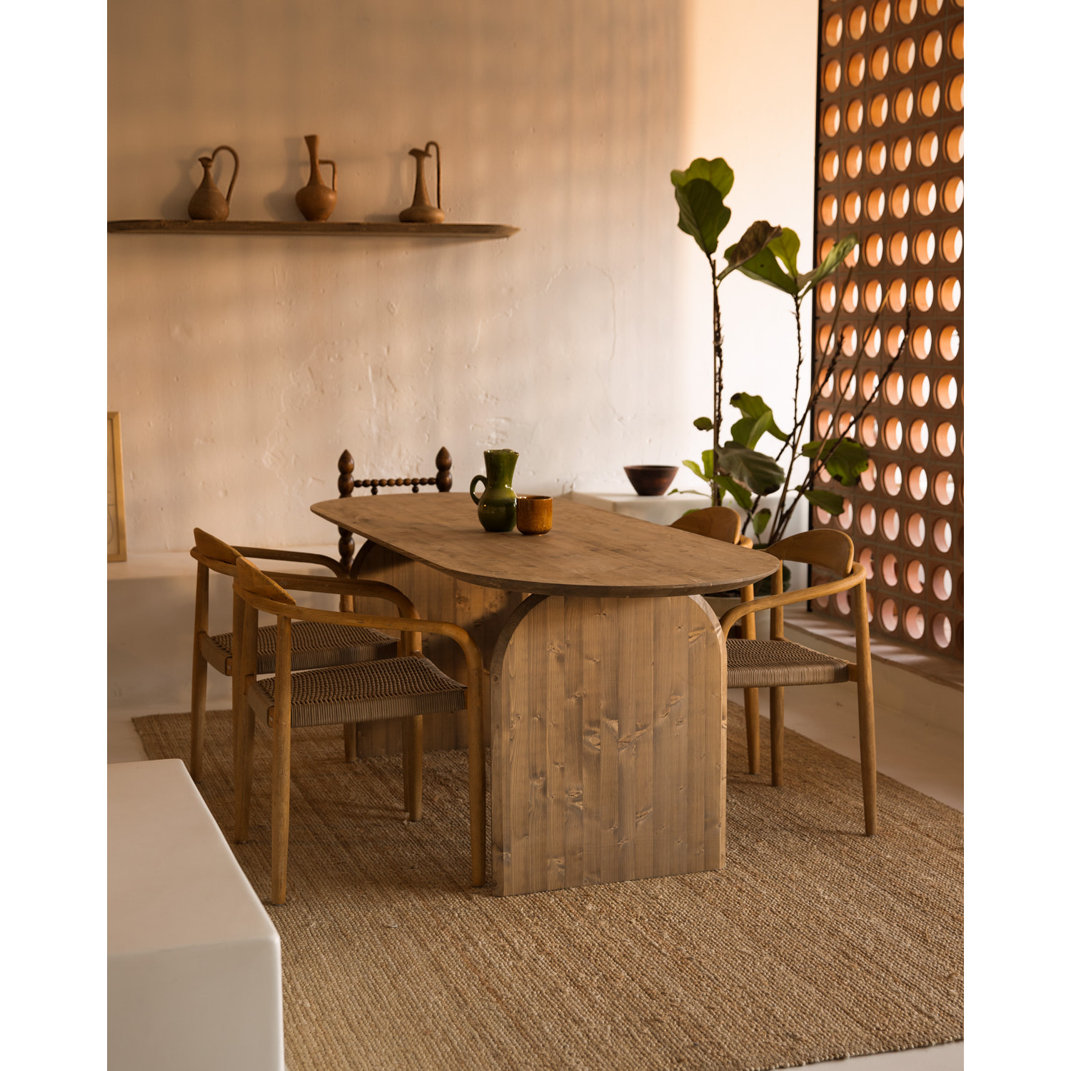 Table de salle à manger ovale en bois massif ton chêne foncé en différentes tailles