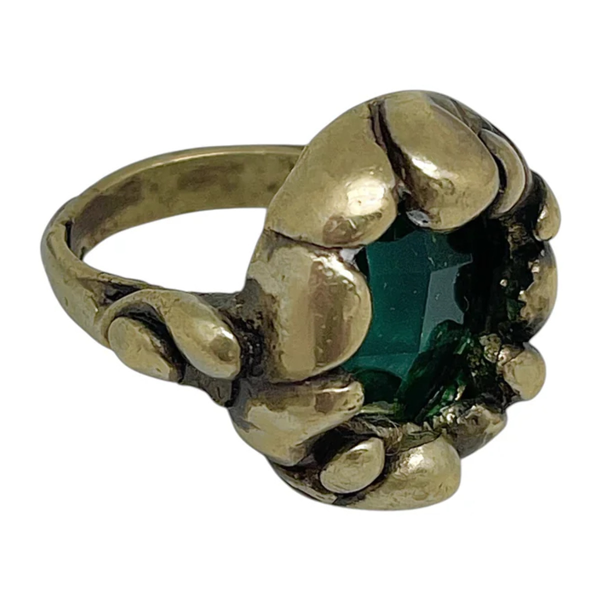 Anillo esmeralda chapado dorado-latón en forma solitario relieve artesano manual. Diseño único Gloria Mago