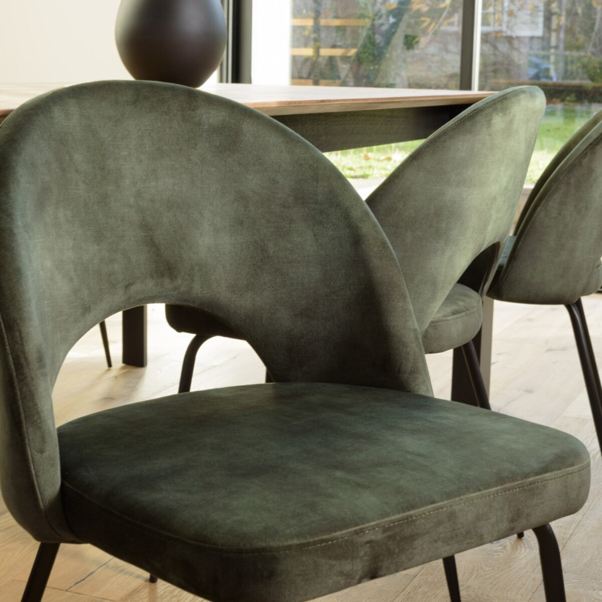 TOM - Lot de 2 chaises velours vert sapin dossier ouvert pieds acier