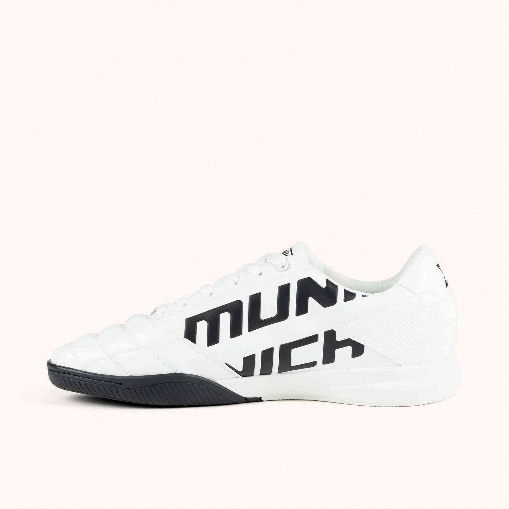 MUNICH M39 04 Zapatillas urbanas de inspiración futsal en color blanco