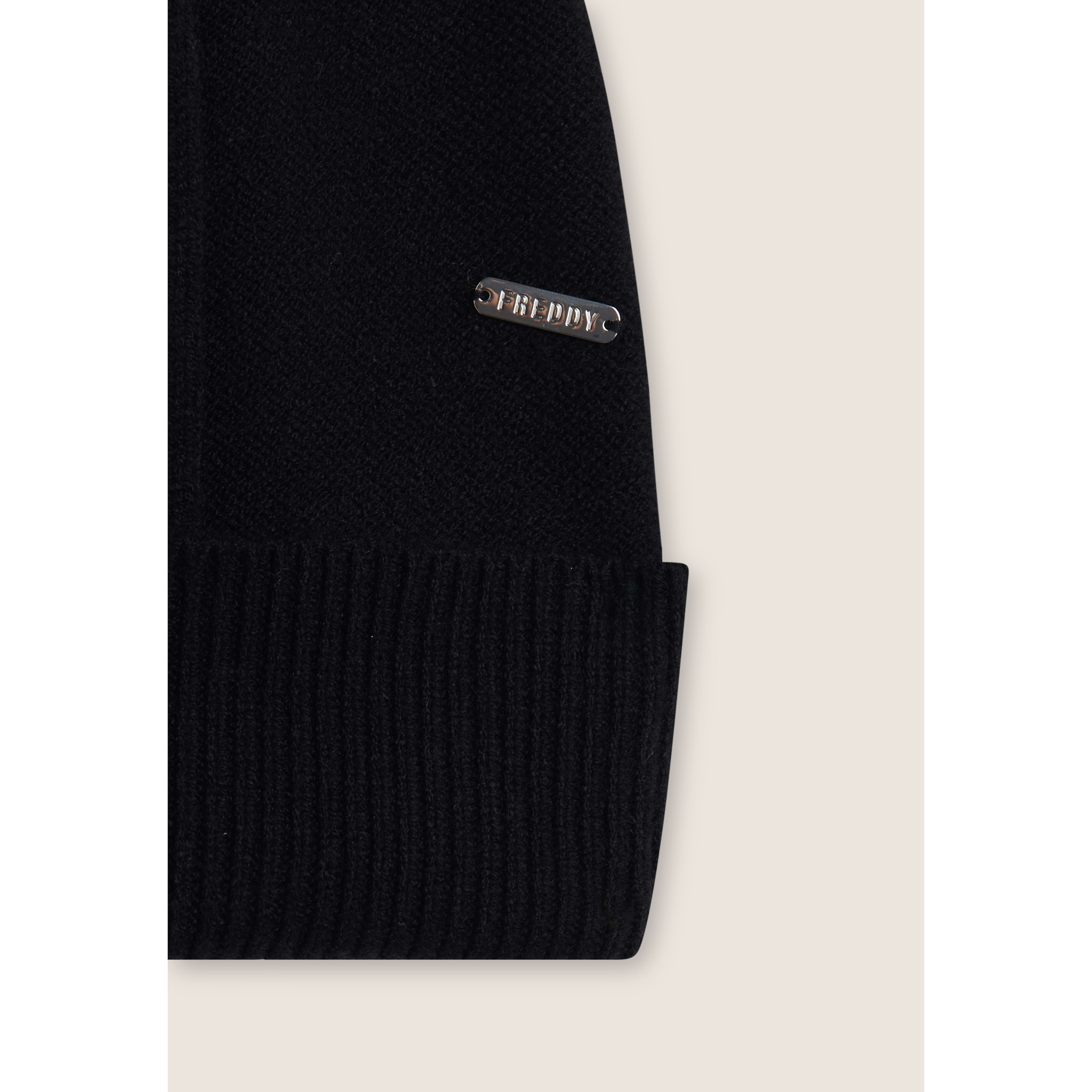 Berretto in maglia con treccia decorativa