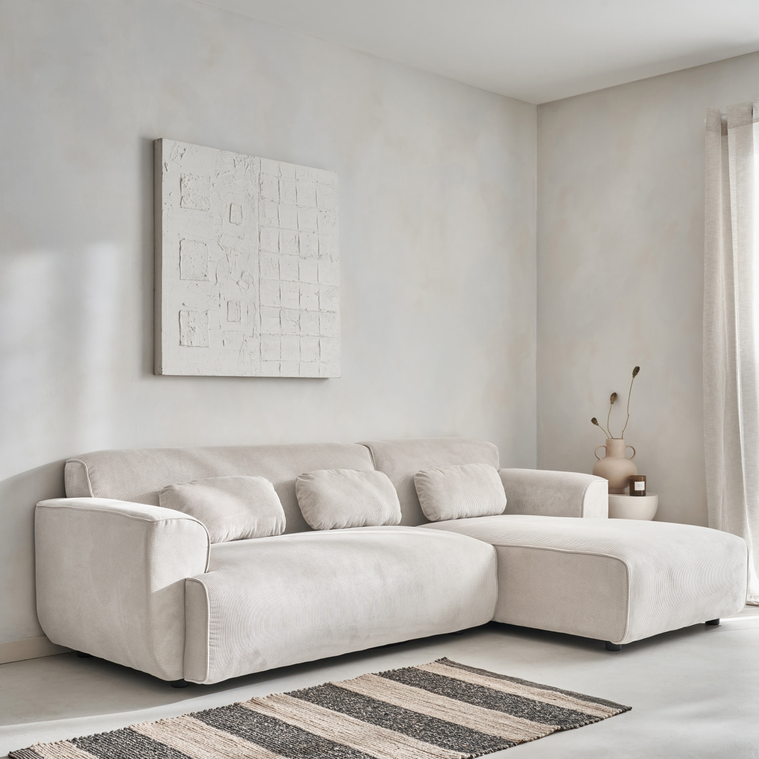 Canapé d'angle droit. 2 à 3 places. velours côtelé blanc crème. Wallas L 196 x P 151 / 91 / x H 73cm