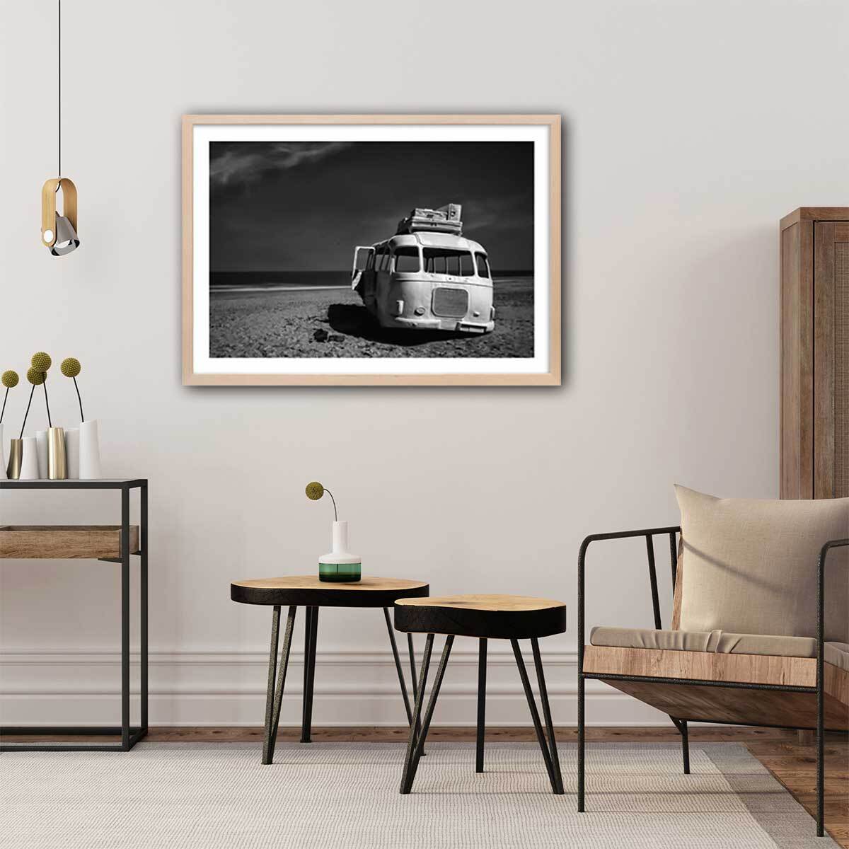 Affiche beached bus Affiche + cadre en bois - Chêne