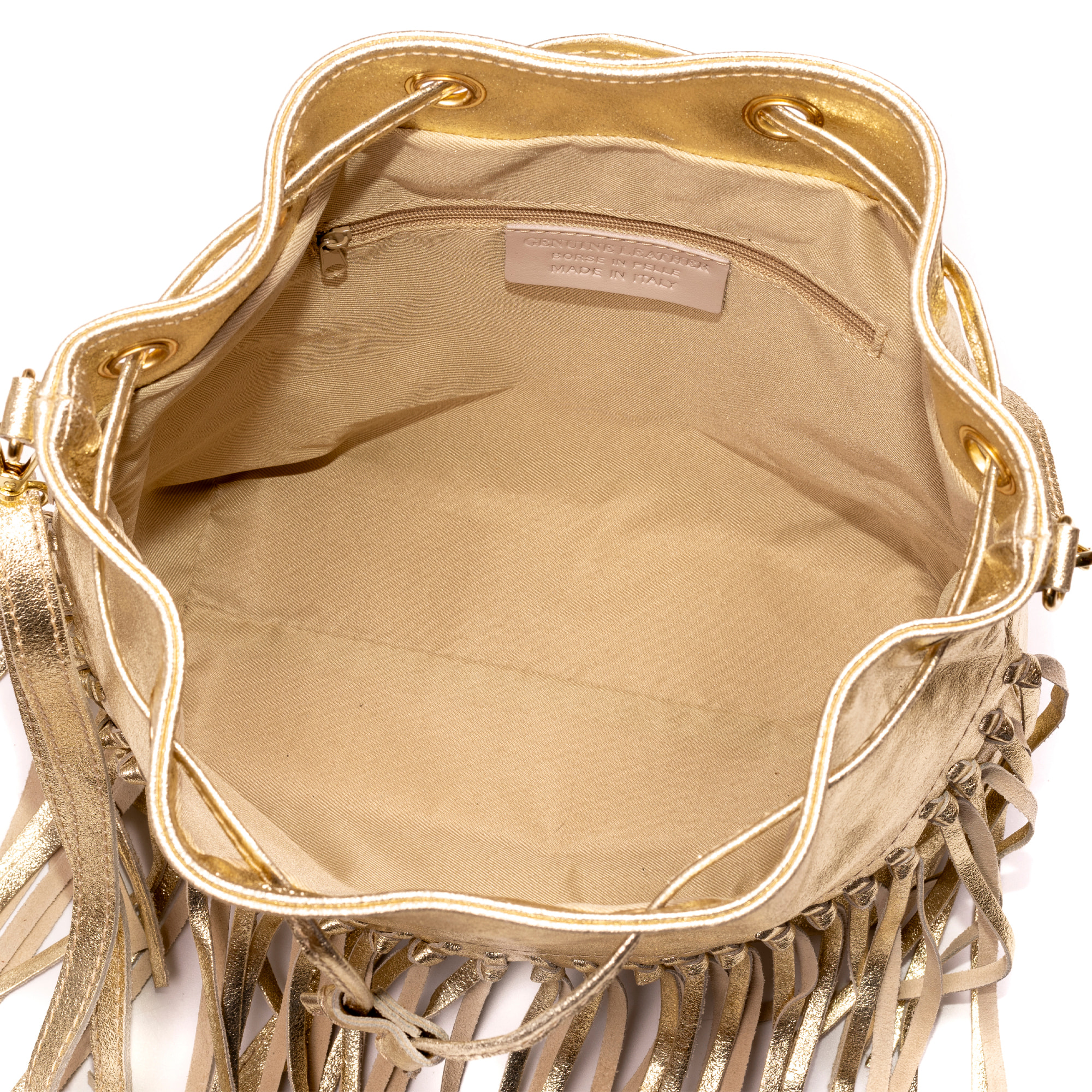 Arzana bolso bandolera piel auténtica gamuza laminada. Diseño exclusivo fruncido y borlas.