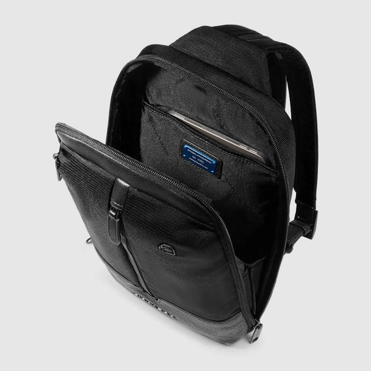 Piquadro Zaino monospalla porta iPad® in tessuto riciclato e pelle con protezione RFID