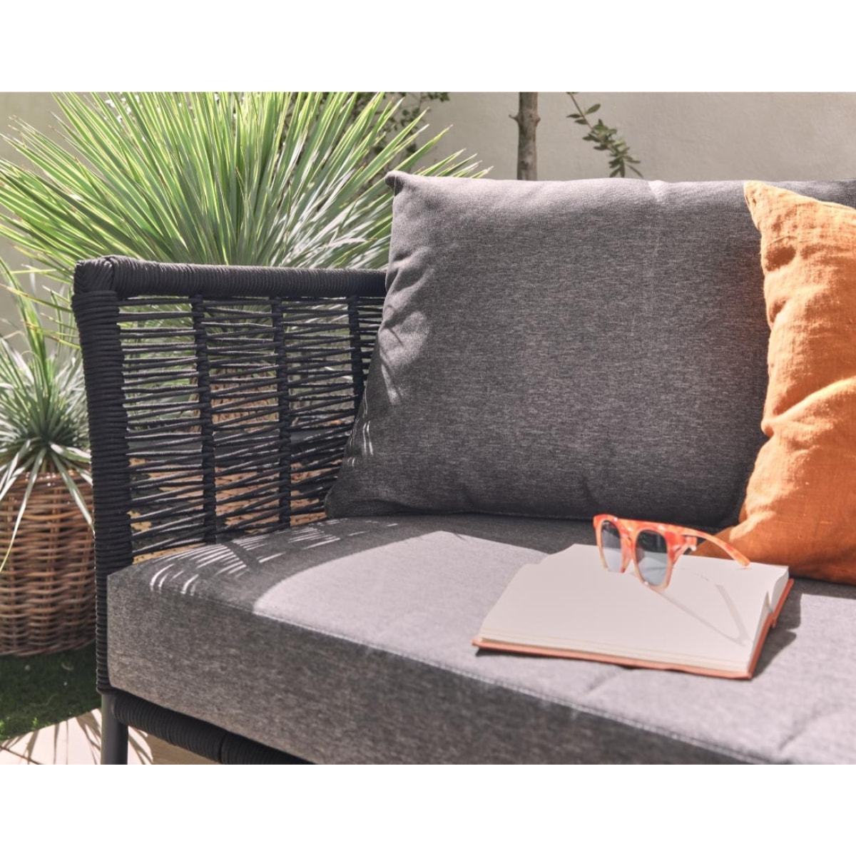 MOANA - salon bas de jardin 4 pl + table - corde, métal et bois - noir coussins gris - housse de protection - Cordage noire, acier, bois et coussins gris
