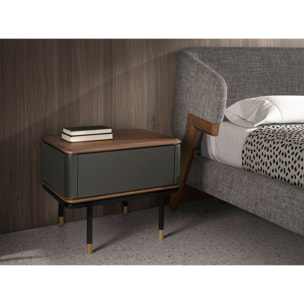 Mesita de noche Angel Cerdá de madera de MDF en gris oscuro en mate y patas de acero inoxidable en negro tapa de madera chapada en nogal 60x45x50cm