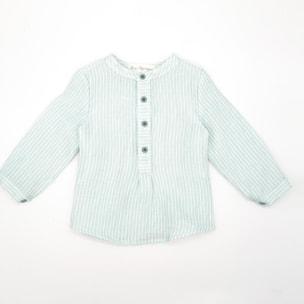 Camisa de rayas verde. Cuello mao y tapeta con botones en el centro.