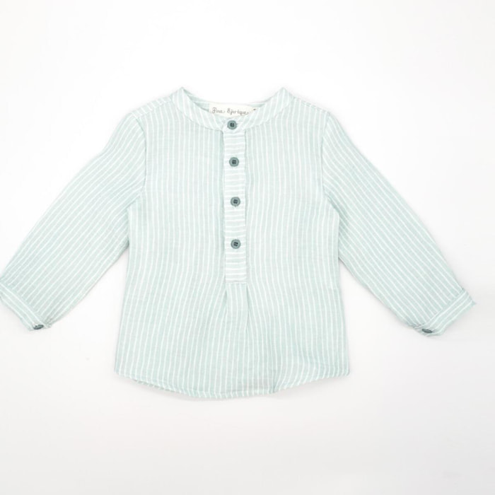 Camisa de rayas verde. Cuello mao y tapeta con botones en el centro.