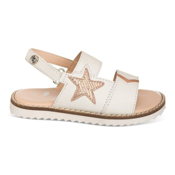 Sandalia blanca en piel con detalle de estrella color oro