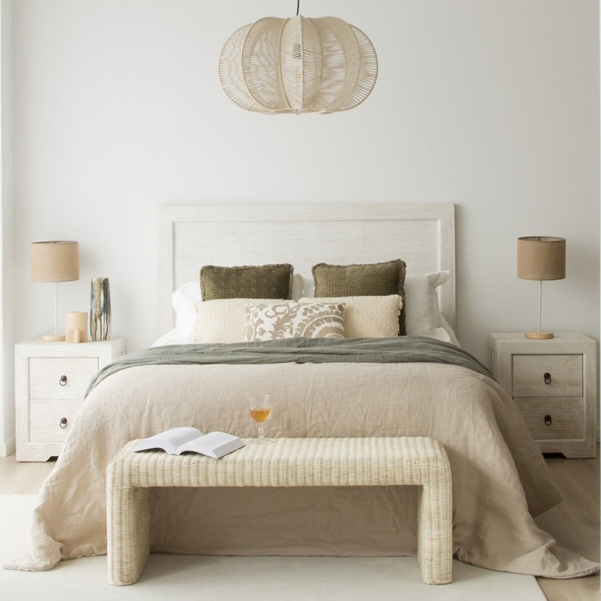 Table de chevet Oblak -bois massif d'araucaria-couleur blanc shabby 50 x 60 x 40 cm