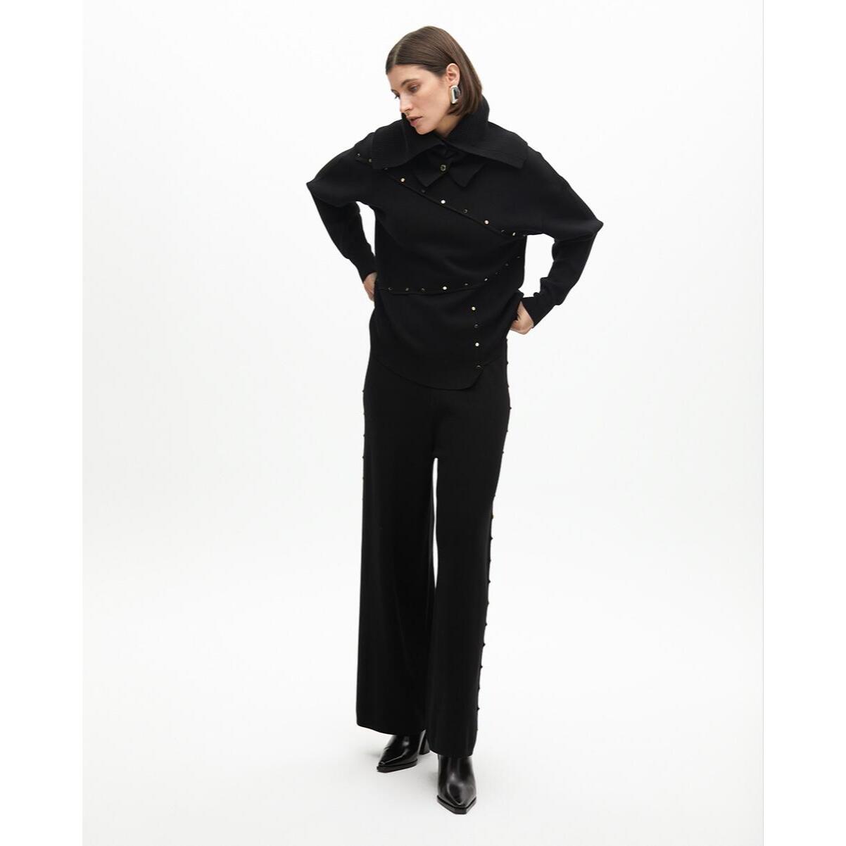 Pantaloni dritti con borchie laterali