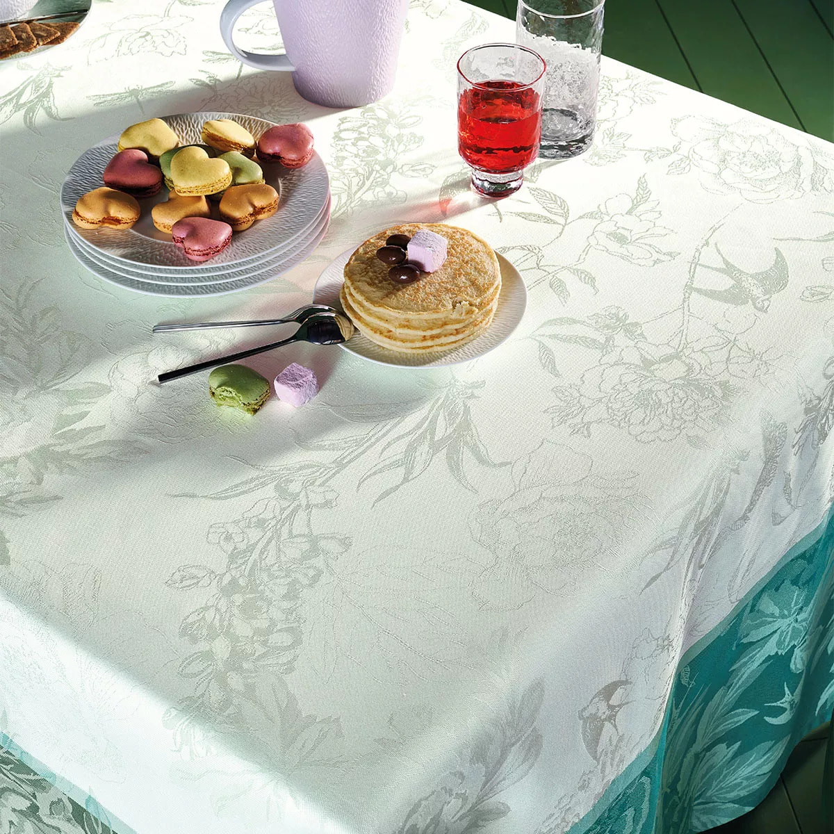 Chemin de table pur coton anti tache motif jacquard Jardin de pivoines vert