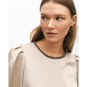 Blusa con dettaglio gioiello sul collo