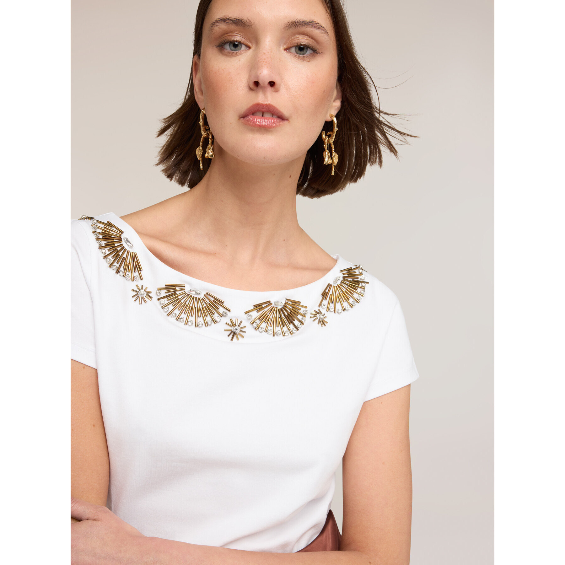 Motivi - Camiseta con aplicaciones de joyería - Blanco