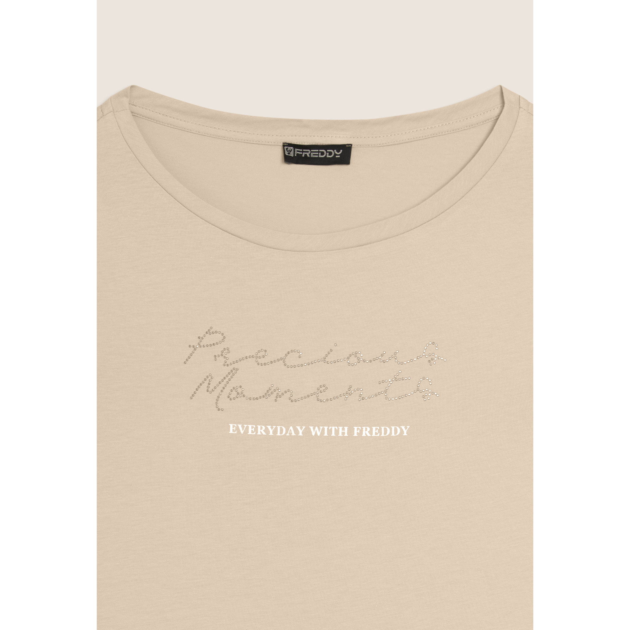 T-shirt con maniche in tessuto crinkle e scritta gioiello