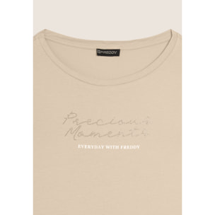 T-shirt con maniche in tessuto crinkle e scritta gioiello