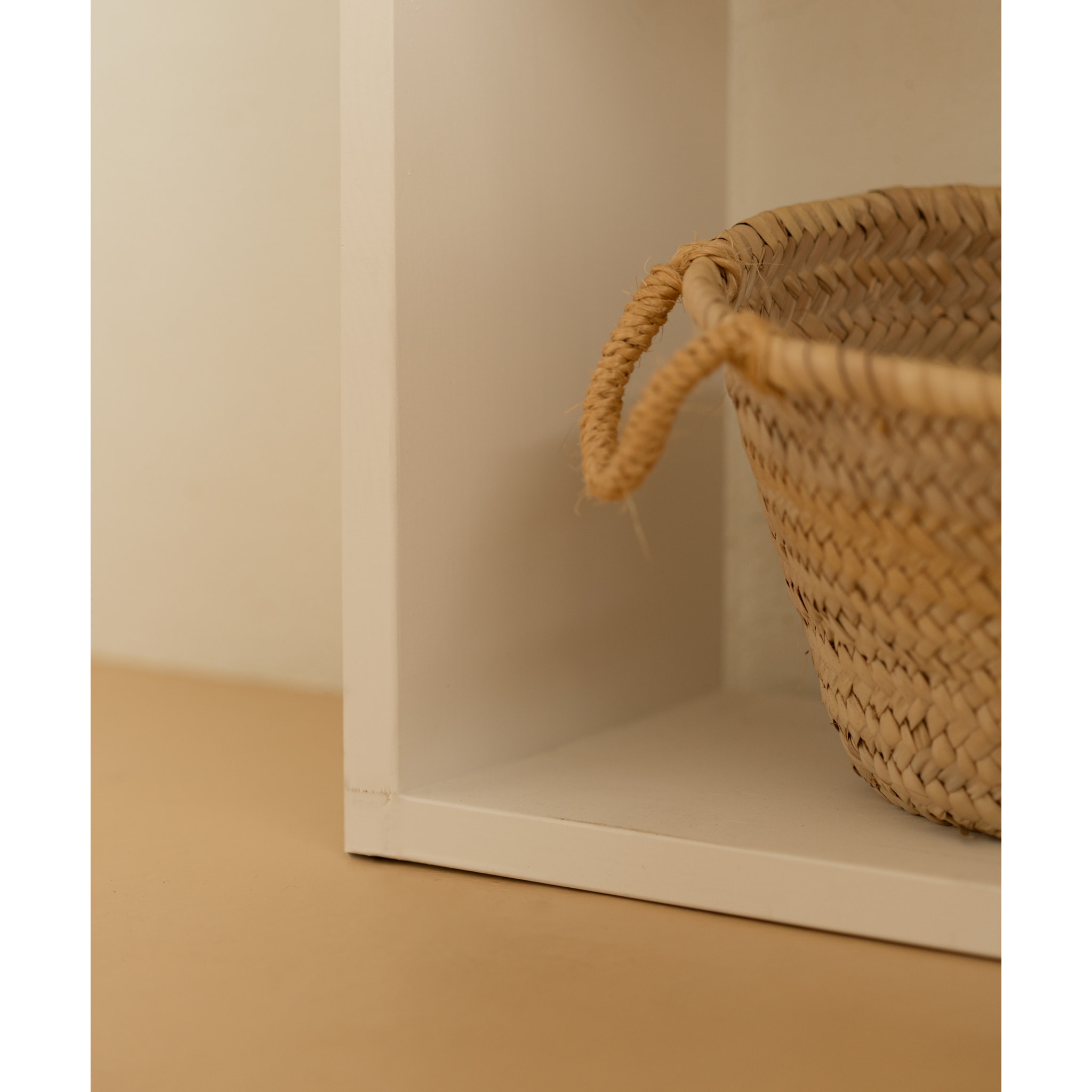 Estantería de madera maciza tono blanco con 1 estante Alto: 74 Largo: 80 Ancho: 20