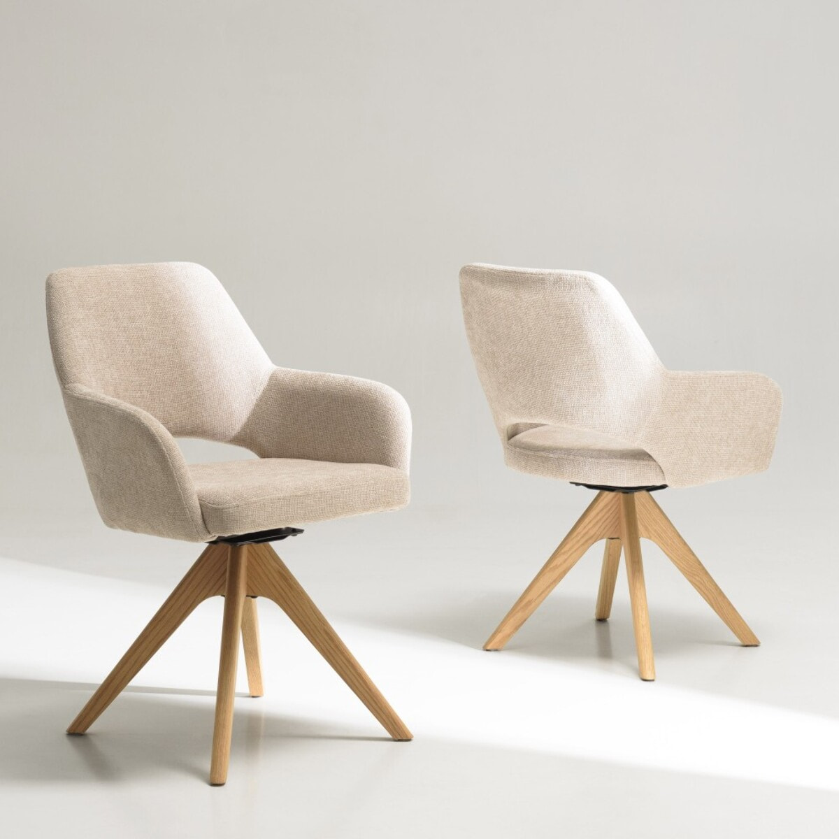 UGO - Chaise pivotante 360° en tissu beige dossier droit, pieds bois UGO