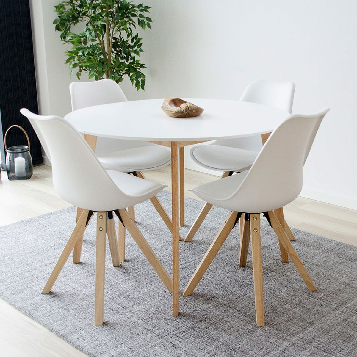 Set 2 sedie da pranzo Bergen in ecopelle bianca con gambe in legno naturale