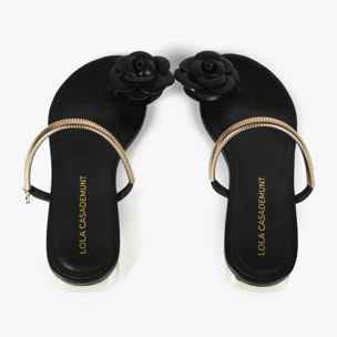 Sandali con fiore e fascetta in metallo