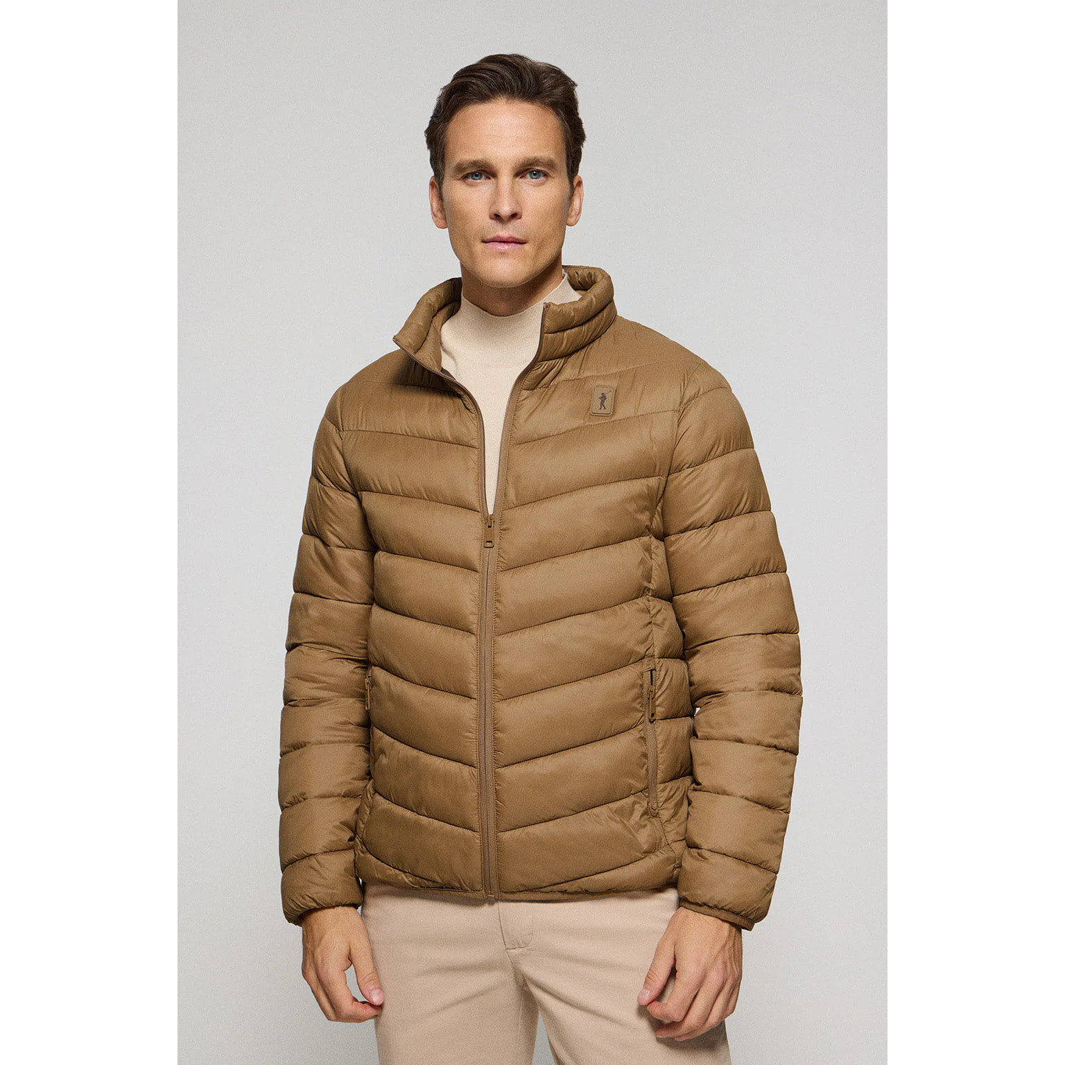 Chaqueta Chase ultralight color camel con parche Rigby Go